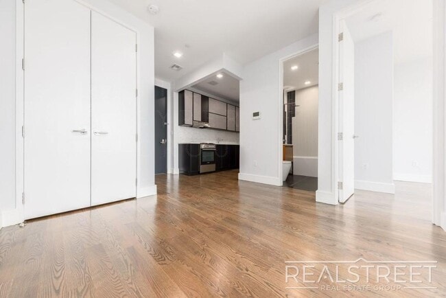 Building Photo - Luxury 2 BR in Bushwick with Balcony & Roo... Rental