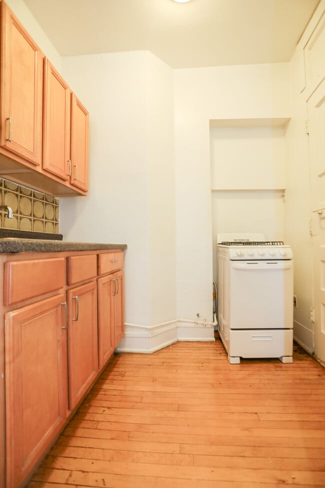 Building Photo - 1361 W Greenleaf Ave Unit #1A Rental
