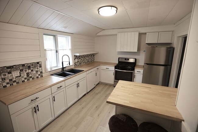 Photo - 826 Pennoyer Ave