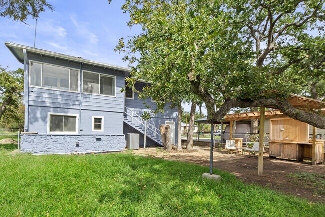 Building Photo - 902-902 Sherwood Forest Dr Rental