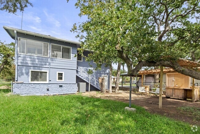 Building Photo - 902-902 Sherwood Forest Dr Rental