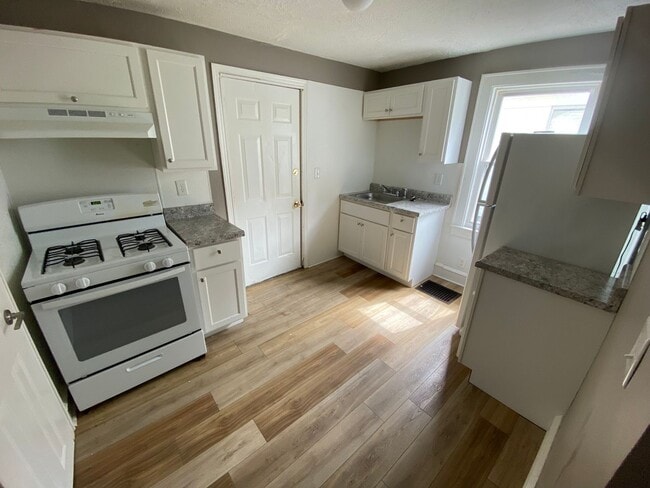 Photo - 608 1/2 E Monroe Unit Lower