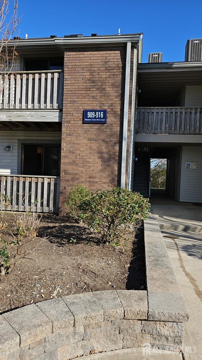 Photo - 909 Ravens Crest Dr