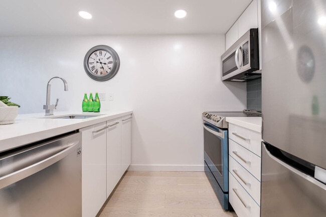 Building Photo - 912 Beach Ave Unit ID1345535P