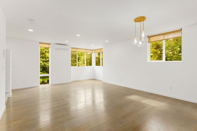 Photo - 3 Bedroom 2 Bath Newer Magnolia Townhouse
