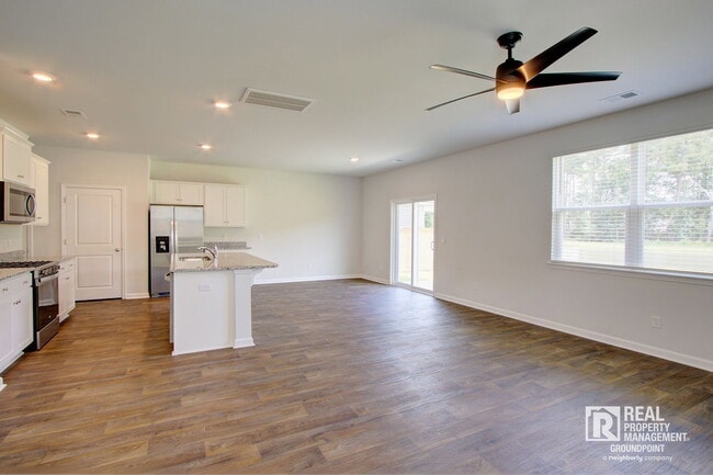 Photo - 298 Watersglen Dr