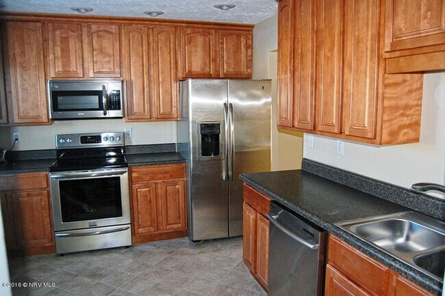 Photo - 3 Bedroom 1 full and 2 half bath Townhouse