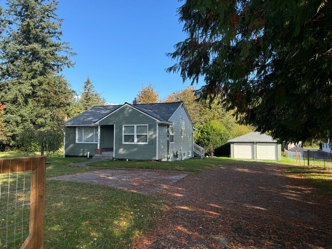 Charming 4 bedroom on 1+acre in Renton acr... - Charming 4 bedroom on 1+acre in Renton acr... House