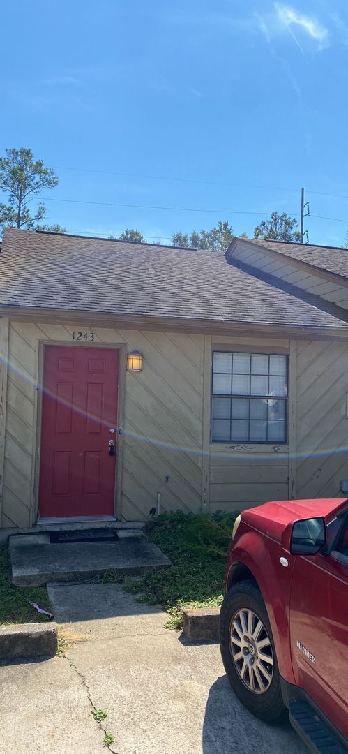 Photo - Spacious 1 Bedroom 1 Bathroom! Located Off Ocala Road.