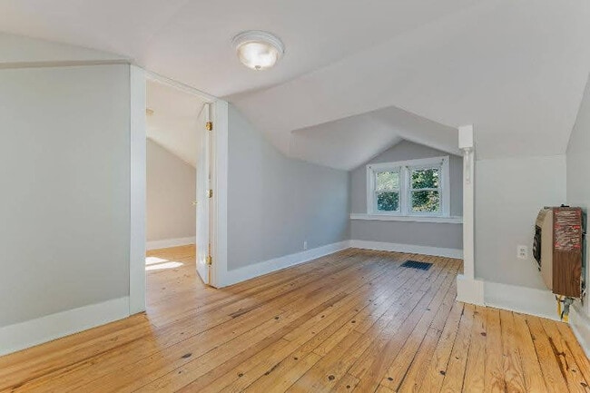 Photo - 304 College St Apartments Unit 2