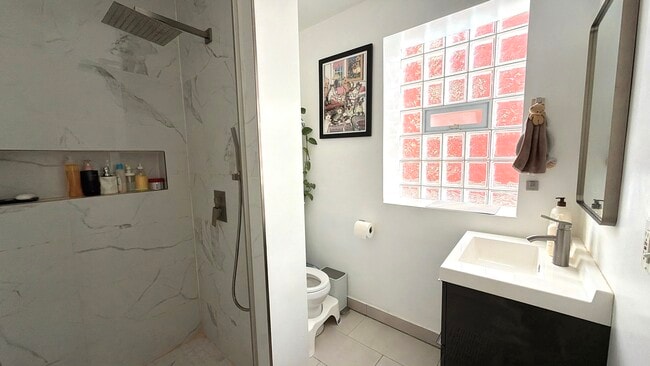 Beautifully Remodeled Bathroom - 1032 W 31st Pl Unit 1