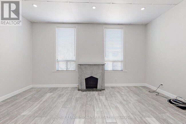 Photo - 741 Queen St E