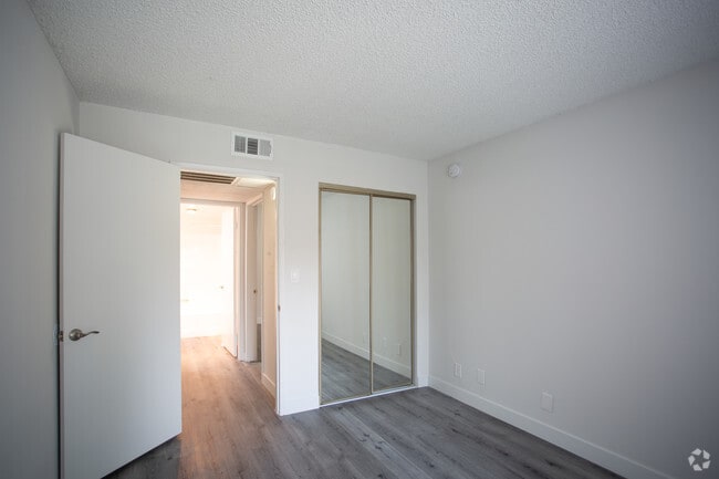 2BR, 2BA-950 SF