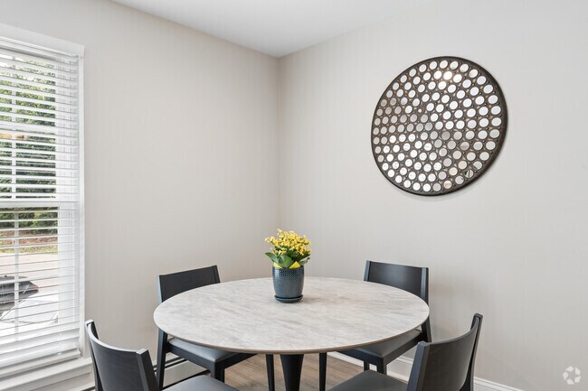 1BR, 1BA - 733SF - Dining Area