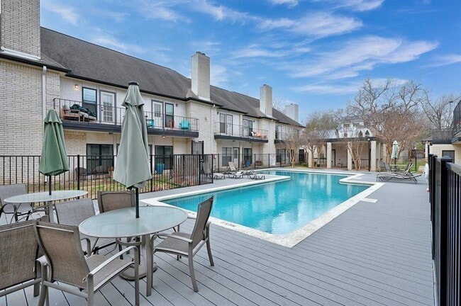 Building Photo - 1307 Kinney Ave Unit 121