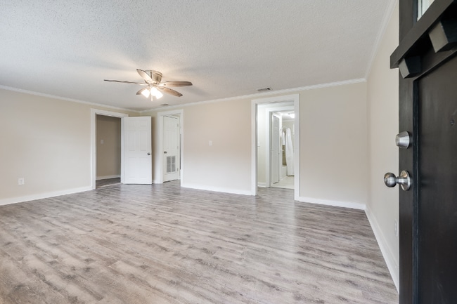 Photo - 105 Maple Cir