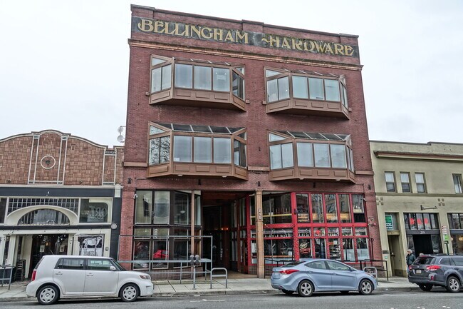 Photo - 215 W Holly St Apartments