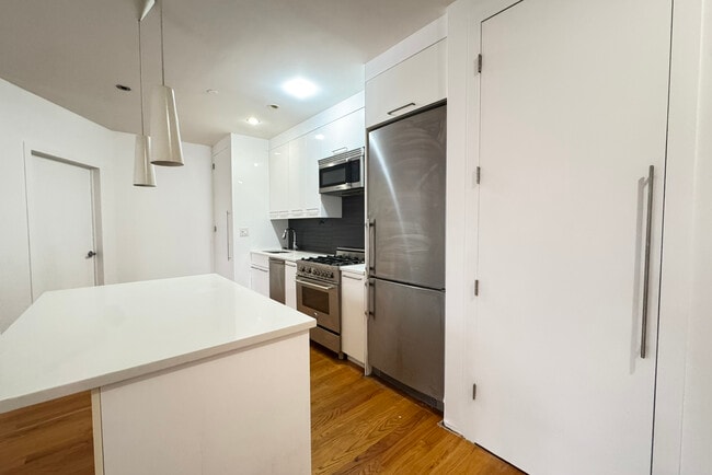 Photo - 51 E 128th St