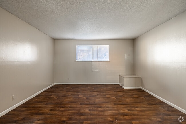 3BR, 2BA - 1,178SF - Living Room - Parkview