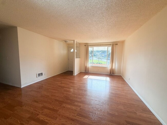 Photo - 1593 Skyline Way S