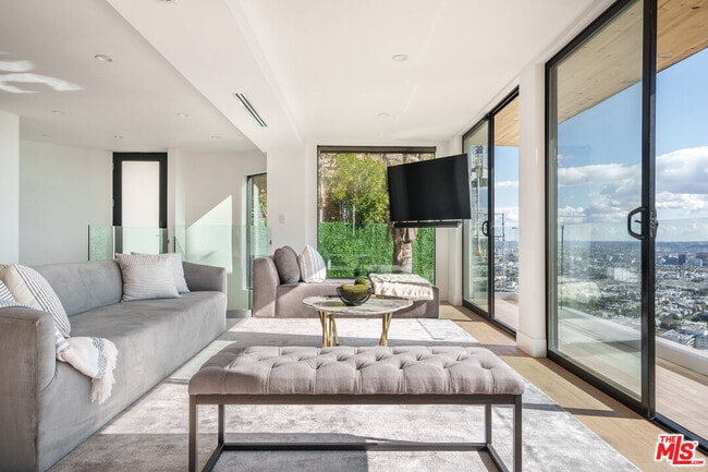 Photo - 8666 Hollywood Blvd