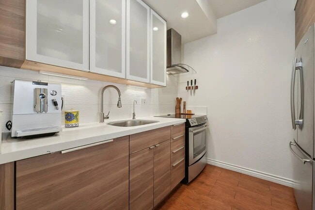 Building Photo - "Chic 1-Bed Oasis with Movie Room & Pool i... Unit 20 Rental