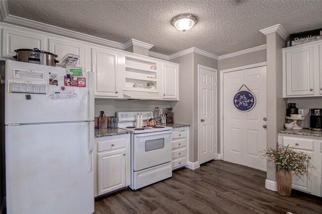 Building Photo - 160 Varsity Dr