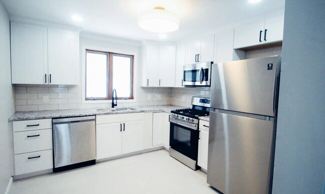 Kitchen with Granit countertops - 532 Tacoma Ave Apartments Unit 2