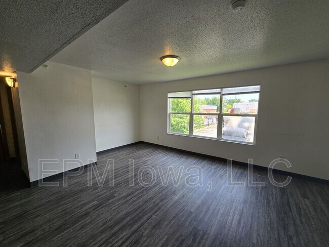 Photo - 60 Miller Ave SW