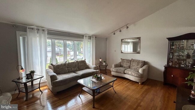Photo - 121 Kingfield Rd