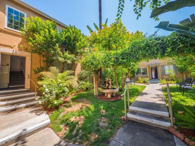 1136-1160 N. El Centro Ave