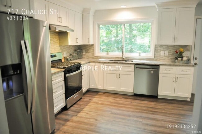 Photo - 717 Chalice St