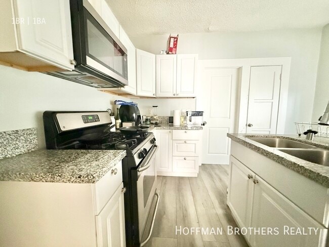 Building Photo - 1336 S Catalina St