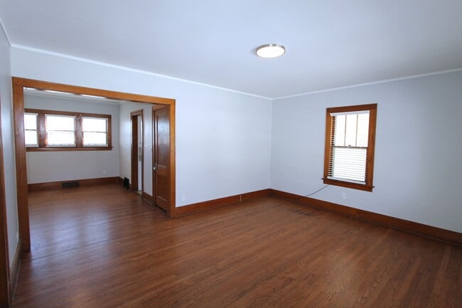 Building Photo - Spacious 3 bedroom 1.5 bathroom home with ...