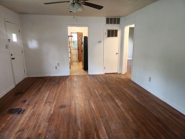 Photo - 104 W Searcy St