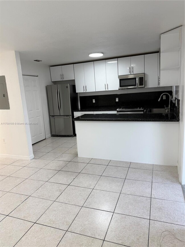 Photo - 925 SW 8th St Townhome