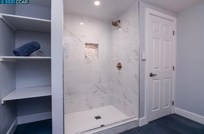 Photo - 4816 Bond St