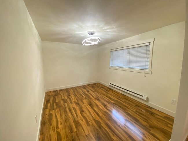 Photo - Fantastic location for this spacious 2 lev... Unidad B120