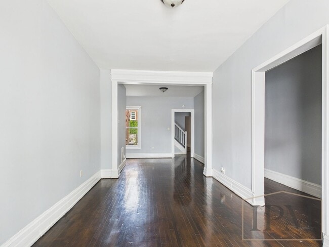Building Photo - Available Now! Spacious 5 Bedroom, 1 Bath ... Rental