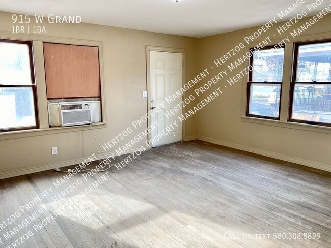 Photo - 915 W Grand-