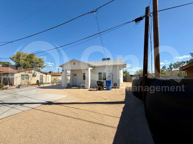 Building Photo - 2939 W Polk St Rental