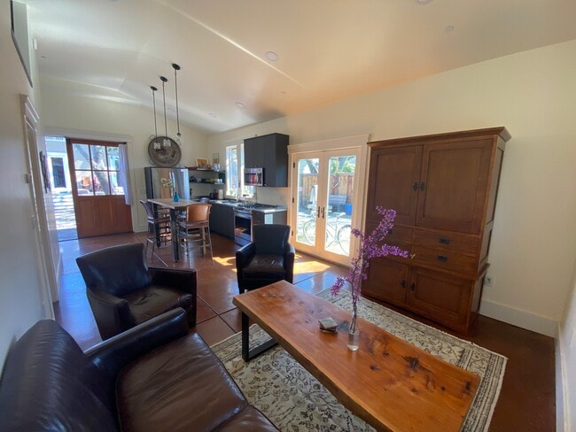 Photo - 645 Wright St