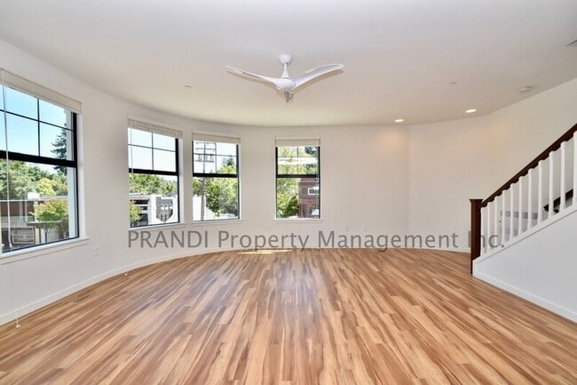 Photo - 107 G St