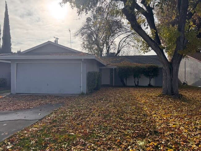 Building Photo - 3BR 1BA w/ 2 Car Garage + Fenced Yard in West Sacramento
