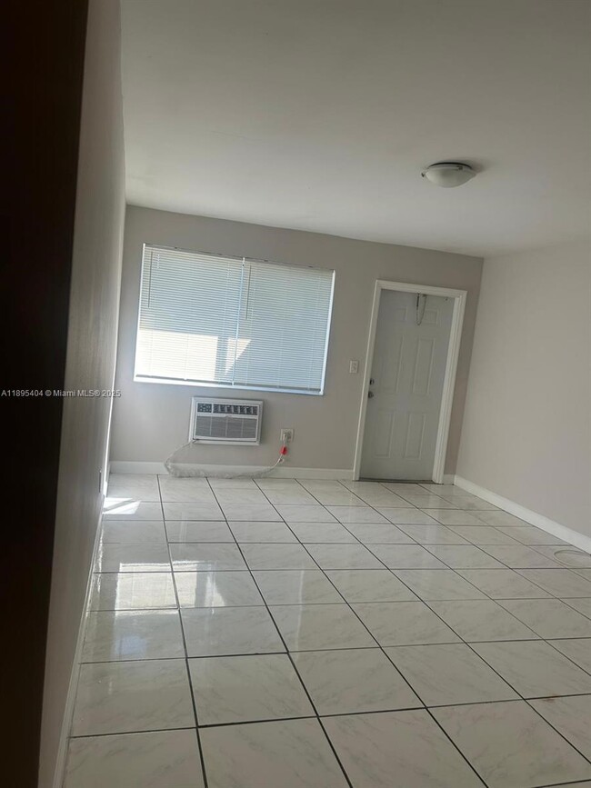 Building Photo - 7561 Venetian St Unit 1
