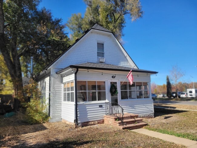 Building Photo - Charming 1910 Craftsman in the Heart of Downtown Longmont