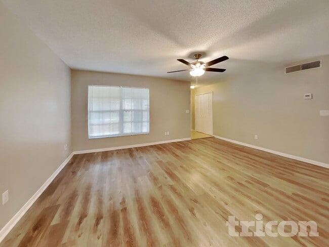 Photo - 1002 Saxon Ct