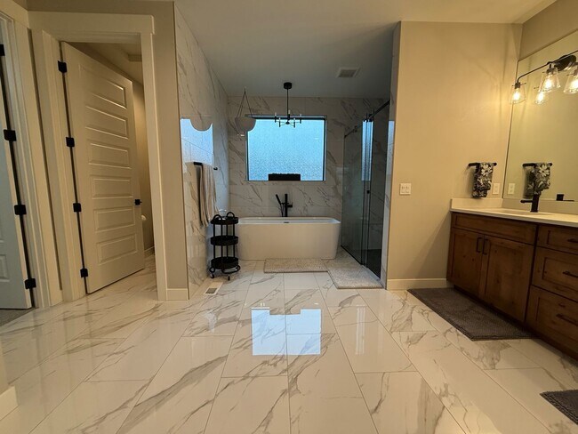 Photo - Now renting 4 bedroom Luxury House, stillporoperties.com