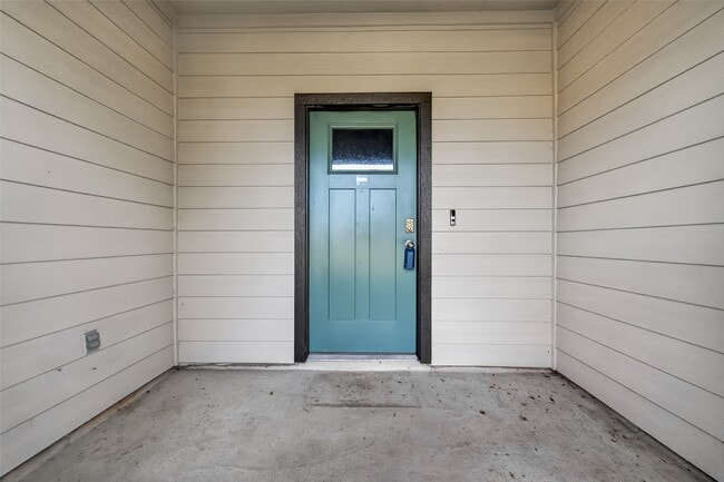 1702 Mountain Echo Dr