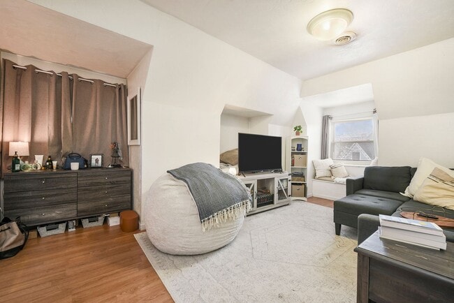 Building Photo - 5820 Alder St Unit 3